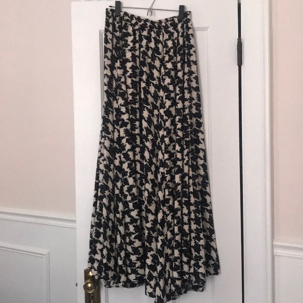 Stunning Black and White Skirt